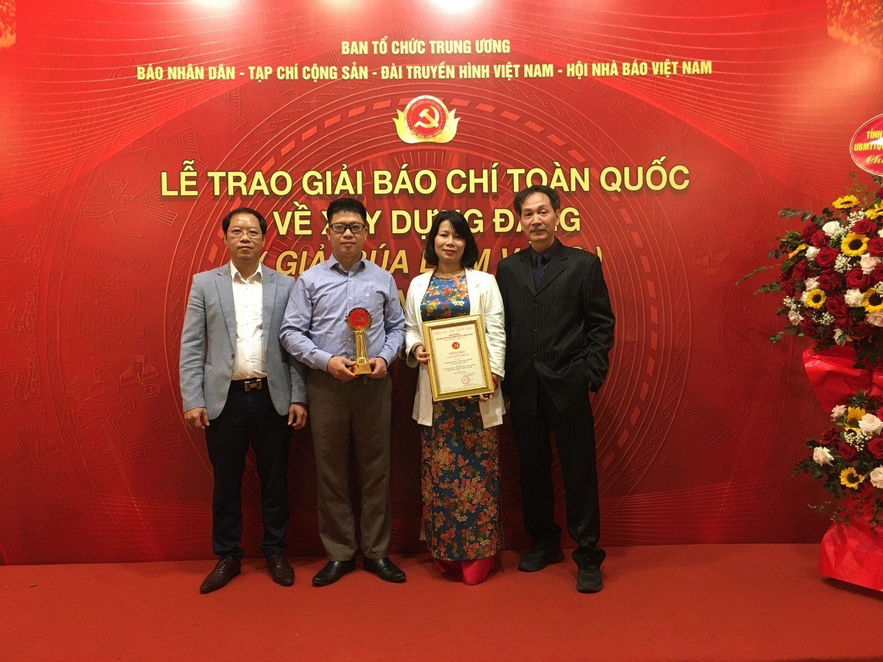 Nhóm tác giả của Báo Công Thương đoạt Giải Khuyến Khích Giải Búa liềm vàng lần thứ VII – năm 2022