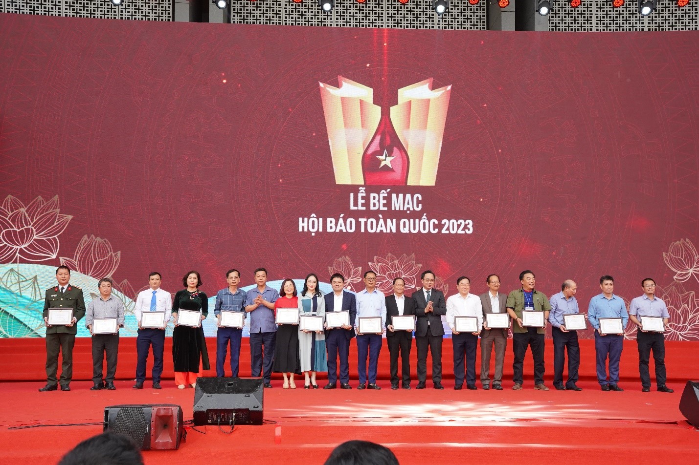 Nhà báo Nguyễn Văn Minh - Phó Tổng Biên tập phụ trách Báo Công Thương (thứ 9 từ trái sang) nhận Giải C - Bìa báo Tết ấn tượng tại Hội báo Toàn quốc 2023
